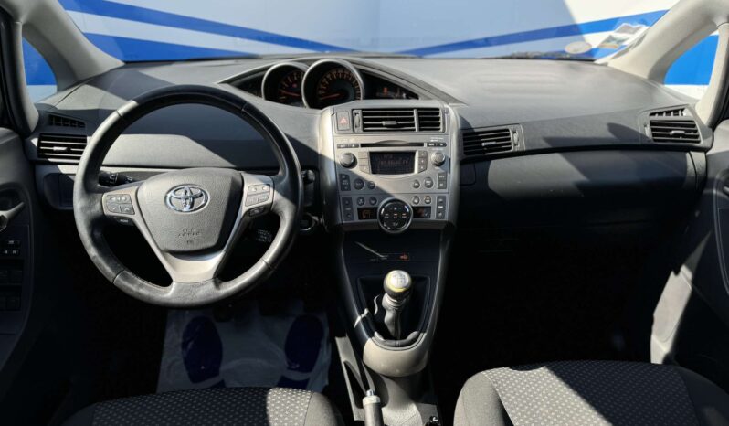 
								Toyota Verso pilnas									