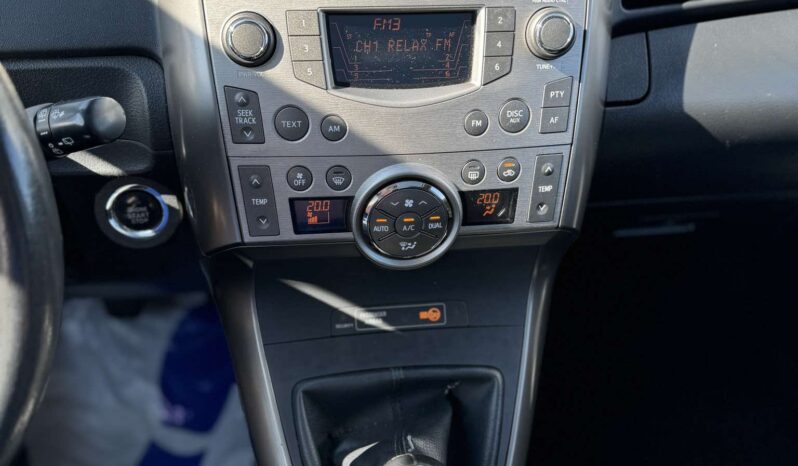 
								Toyota Verso pilnas									