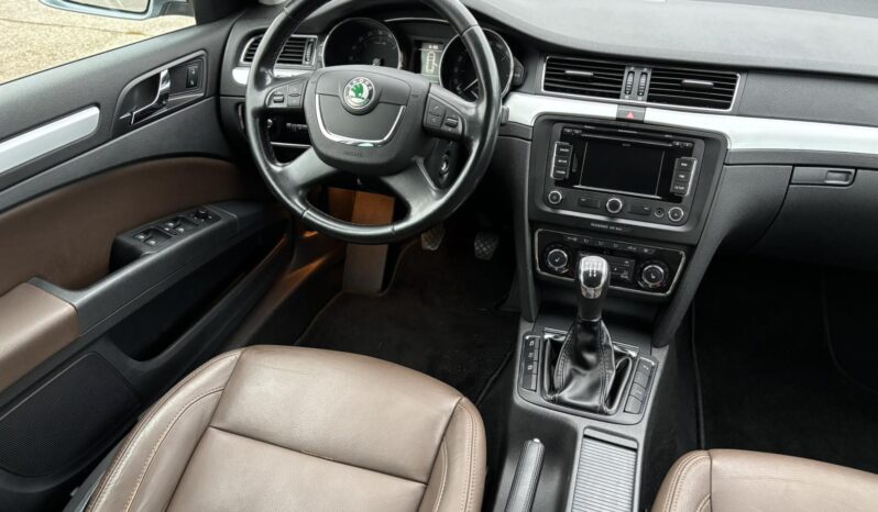 
								Skoda Superb pilnas									